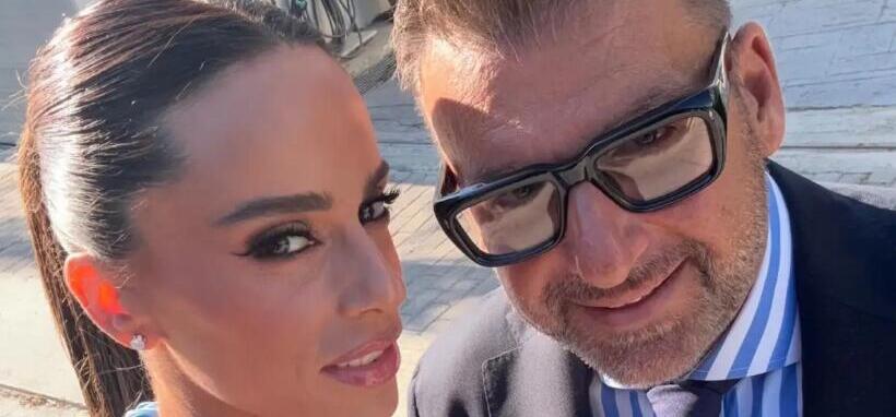 Η Μαρία Αντωνά φωτογραφίζει τον Γιώργο Λιάγκα που έγινε κουμπάρος σε γάμο
