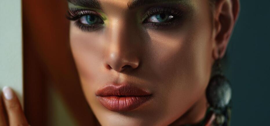 Brown mascara: Η ιδανική μάσκαρα για να φοράς το καλοκαίρι