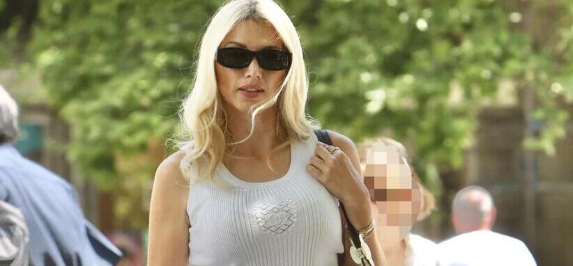 Κωνσταντίνα Σπυροπούλου: Με total white look στο κέντρο της Αθήνας