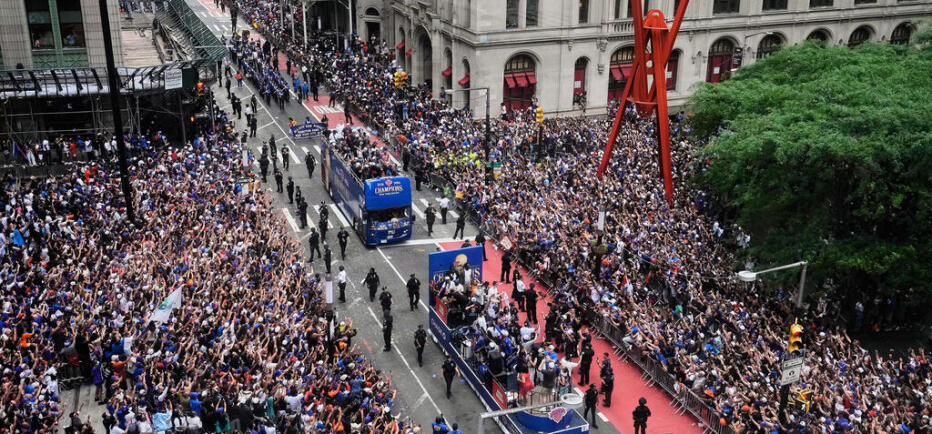 Απίστευτο πάρτι στη Νέα Υόρκη για τους Knicks ύστερα από 53 ολόκληρα χρόνια