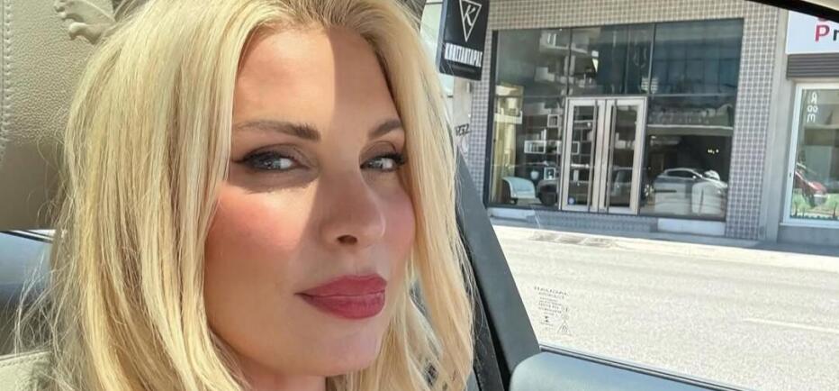 Ελένη Μενεγάκη: Ποζάρει στο αυτοκίνητο ακούγοντας την αγαπημένη της μουσική