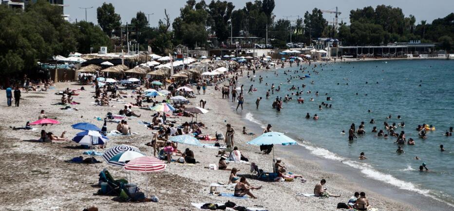 Bloomberg: Οι Έλληνες δυσκολεύονται να κάνουν διακοπές