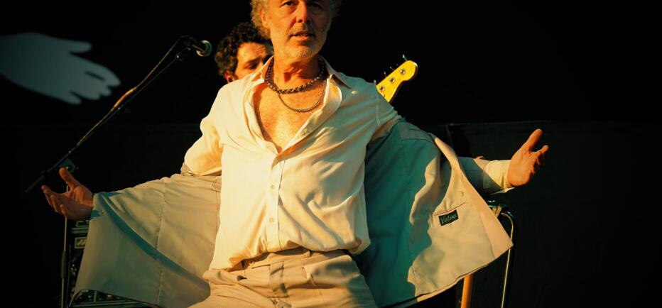 Baxter Dury: Ο Βρετανός σόουμαν βρέθηκε ξανά στην Πλατεία Νερού