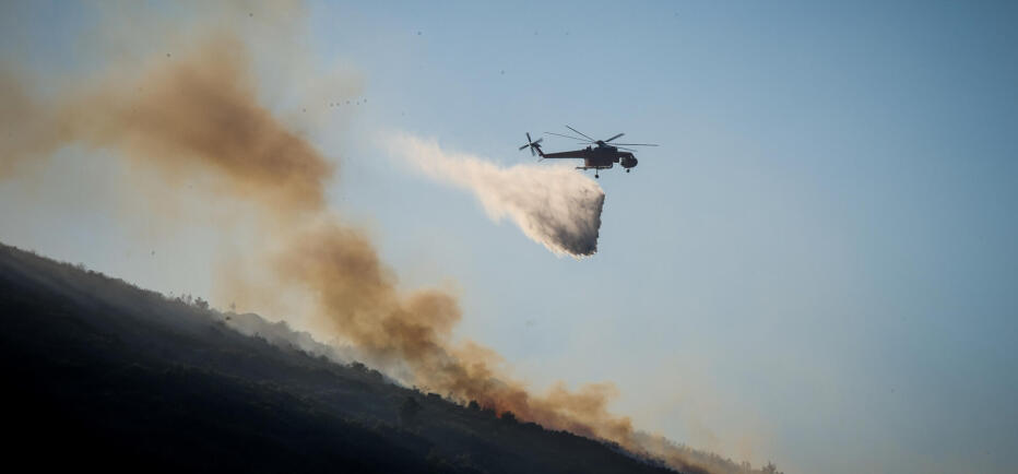 Φωτιά στην Κόρινθο: Μήνυμα του 112 για εκκένωση - Σηκώθηκαν εναέρια μέσα