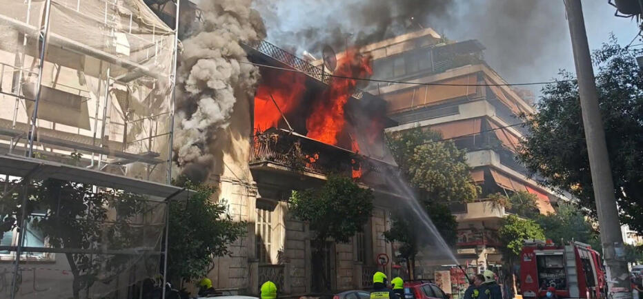 Φωτιά σε διώροφο κτίριο στην Καλλιθέα: Γυναίκα πήδηξε από το μπαλκόνι