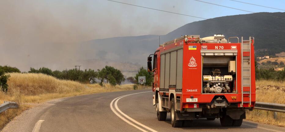 Παλλήνη: Οριοθετήθηκε η φωτιά στη Λεωφόρο Σπάτων  - Το μήνυμα από το 112