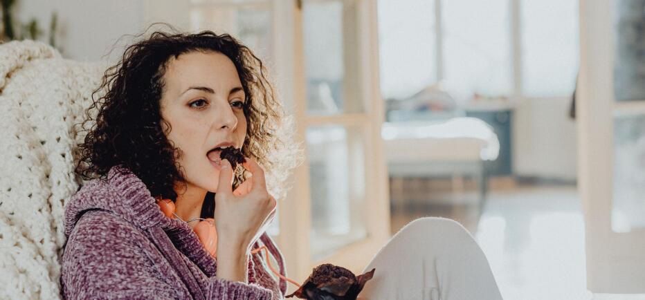 Stress-eating: Πώς μας επηρεάζει και γιατί δεν πρέπει να γίνεται συνήθεια
