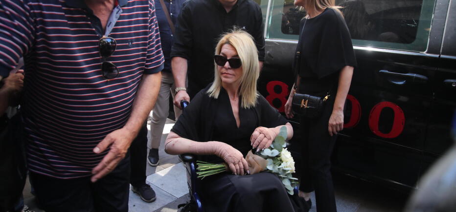 Βάγια Νέστορα: Θρήνος στην κηδεία της - Έφτασε με ασθενοφόρο η κόρη της