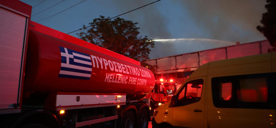 Υπό έλεγχο η φωτιά στο παλιό κτίριο του Μπάτμιντον