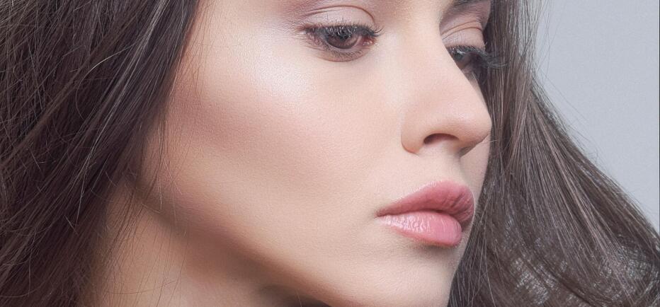Powder blush: Το μυστικό σου για ένα φρέσκο, καλοκαιρινό μακιγιάζ