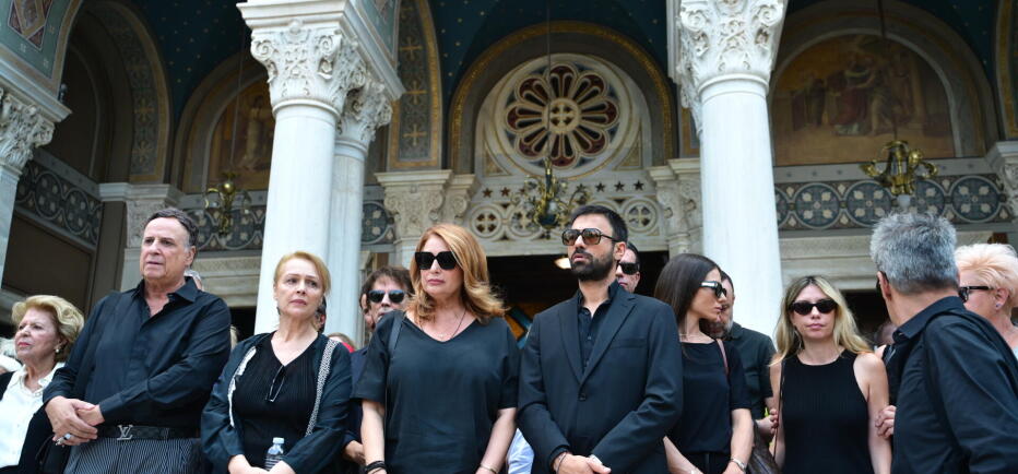 Κηδεία Μάρως Κοντού: «Καλό σου ταξίδι, μαμά Μαρίνα»- Συγκίνησε η Γκερέκου