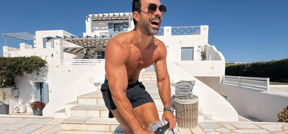 Σάκης Τανιμανίδης: Οι δίδυμες τον φωνάζουν στην παραλία κι εκείνος «λιώνει»