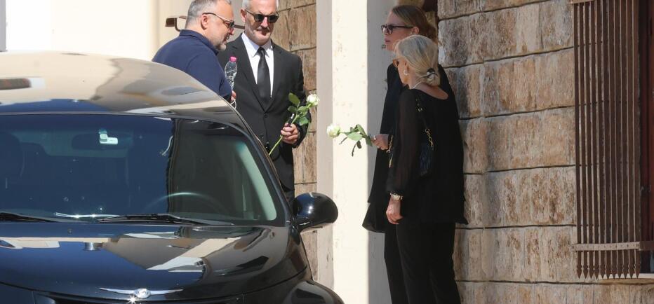 Κηδεία Λορέντζο Καριέρε: Καταβεβλημένη η σύζυγός του Έλενα Κατραβά