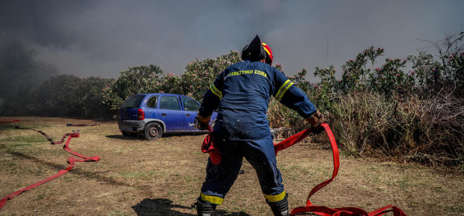 Φωτιά στα Σελίνια Σαλαμίνας - Μήνυμα από το 112 για εκκένωση οικισμού