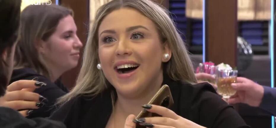 Όταν πας σε First Date και σε βάζει να μιλήσεις με τη... μαμά του!