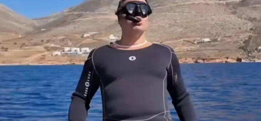 Ο Βασίλης Κικίλιας έκανε κατάδυση στην Αμοργό!