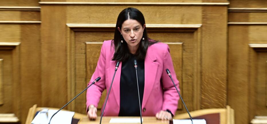 Συντάξεις χηρείας: Οι 4 αλλαγές που ανακοίνωσε η Κεραμέως