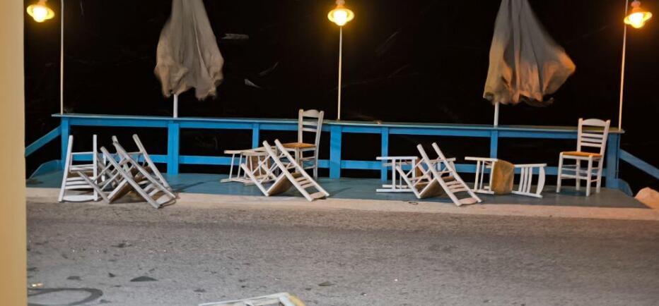 Μπουρίνι στην Κέρκυρα: Ξεριζώθηκαν δέντρα και σημειώθηκαν διακοπές ρεύματος