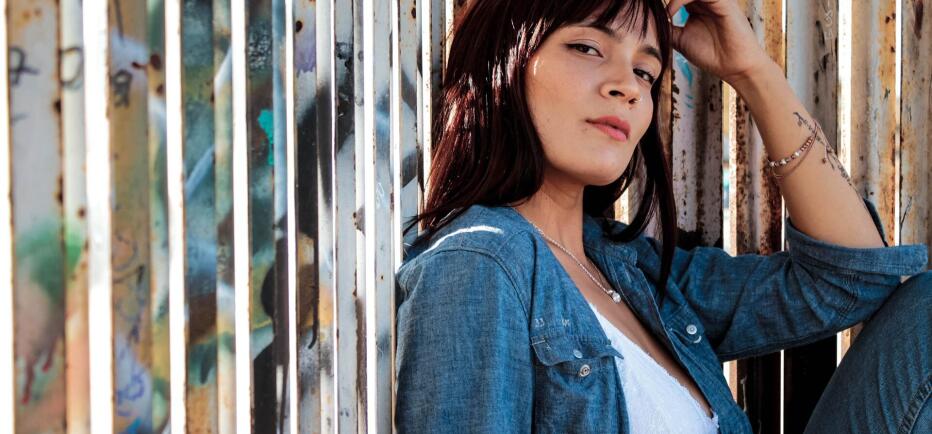 Το denim shirt είναι το διαχρονικό κομμάτι της καλοκαιρινής γκαρνταρόμπας