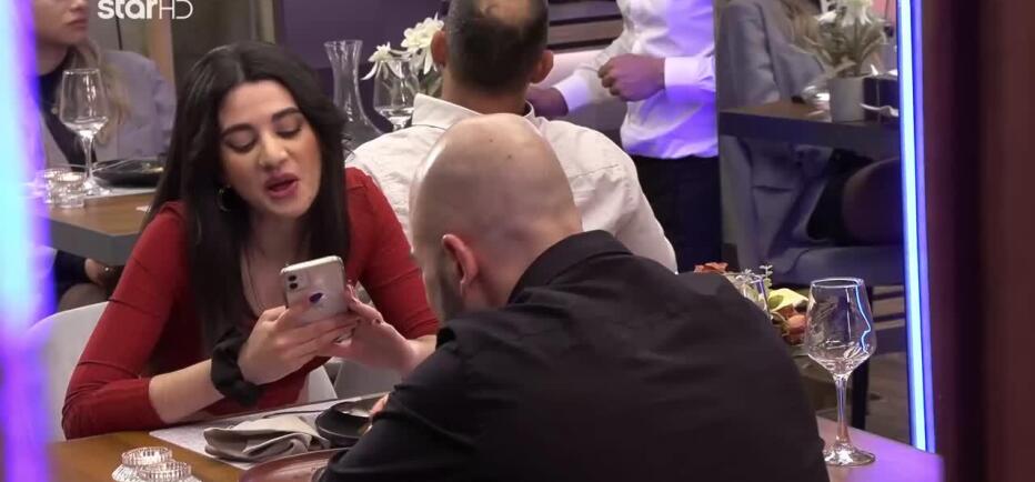 First Dates: Όλα πήγαιναν καλά, μέχρι που της είπε για τα... μάτια της!