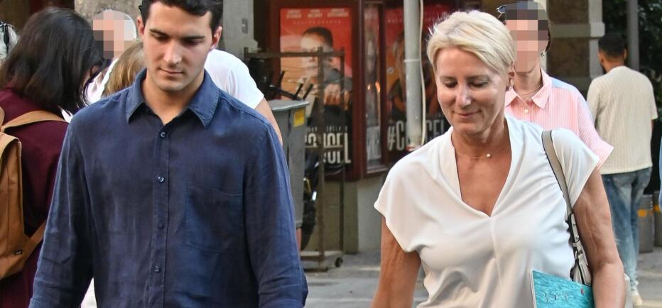 Νατάσα Παζαΐτη: Χαλαρή βόλτα με τον 23χρονο γιο της, Αλέξανδρο Καραμανλή