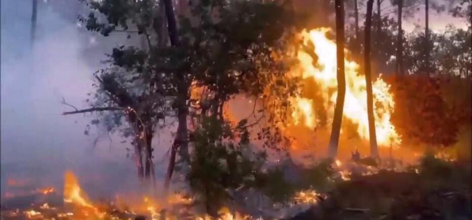 Μαίνονται οι πυρκαγιές στη Γαλλία - Με σκάφη απομακρύνθηκαν από το Καπ Φερέ