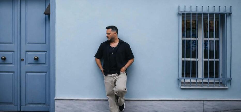 Ο Θέμης Παναγιωτίδης τραγουδάει πως είναι «Καλά»