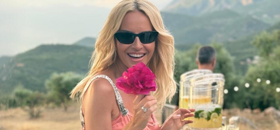 Μαρία Μπεκατώρου: Με super stylish ολόσωμο μαγιό σε παραλία της Κεφαλονιάς