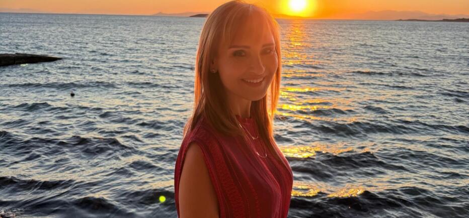 Μάρα Ζαχαρέα: Το ultimate beach look με γεωμετρικό μπικίνι & λινό cover- up