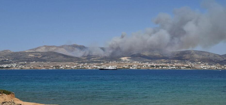Φωτιά στην Πάρο: Μήνυμα του 112 για εκκένωση τριών περιοχών