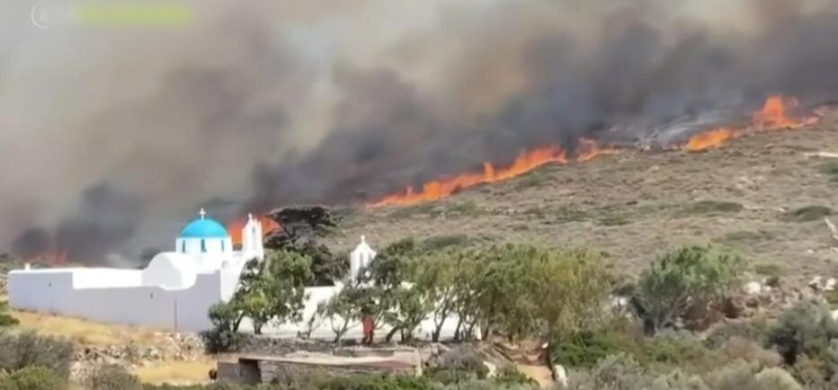 Φωτιά Πάρος: Βελτιωμένη η εικόνα - Συνεχίζεται η μάχη σε δύσβατα σημεία