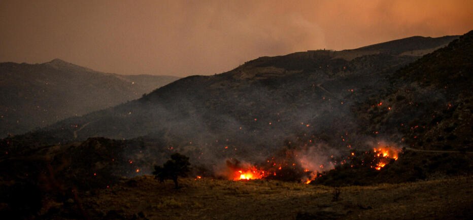 Φωτιές σε Ρέθυμνο και Πλωμάρι: Μάχη με τις αναζωπυρώσεις