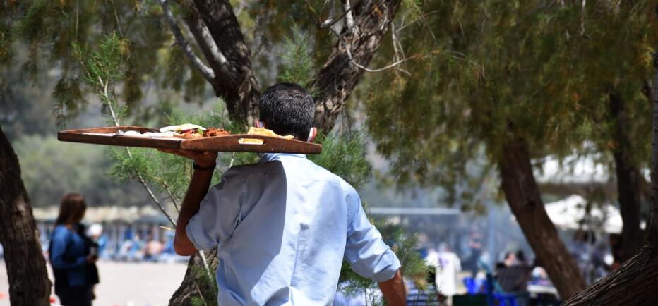 Έκρυψαν εργαζόμενους σε φέρετρα και ψυγεία για να γλιτώσουν τα πρόστιμα!
