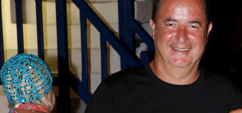 Ατζούν: Στη Μύκονο με την εντυπωσιακή 25χρονη σύζυγό του