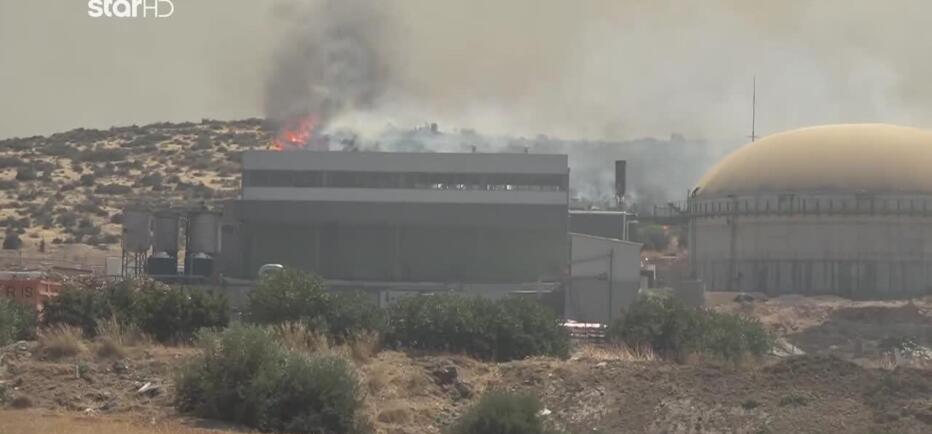 Φωτιά Δυτική Αττική: Η στιγμή που φλόγες πλησιάζουν εργοστάσιο βιοαερίου