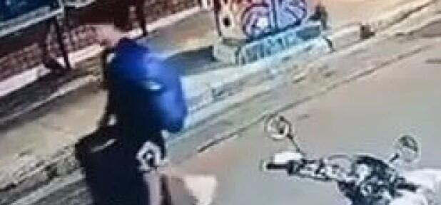 Βίντεο: Ο 26χρονος κυκλοφορεί ατάραχος στα Εξάρχεια με τη βαλίτσα