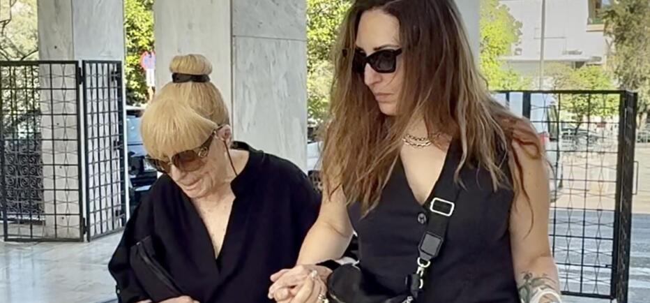 Κηδεία Λάκη Χαλκιά: Συντετριμμένη η σύζυγός του στο τελευταίο «αντίο»