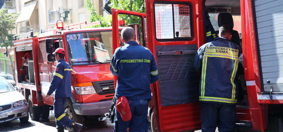 Φωτιά σε κτίριο στην Κουμουνδούρου - Απεγκλωβίστηκε ένα άτομο
