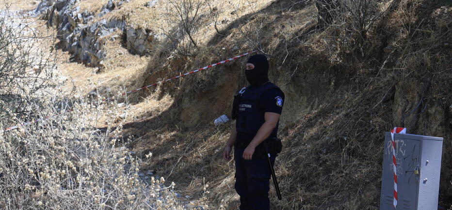 Θρίλερ στον Λυκαβηττό: Βρέθηκε σορός σε σπηλιά - Φωτογραφίες από το σημείο