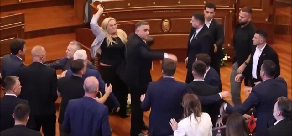 Κόσοβο: Βουλευτές πέταξαν αυγά στον υπηρεσιακό πρωθυπουργό