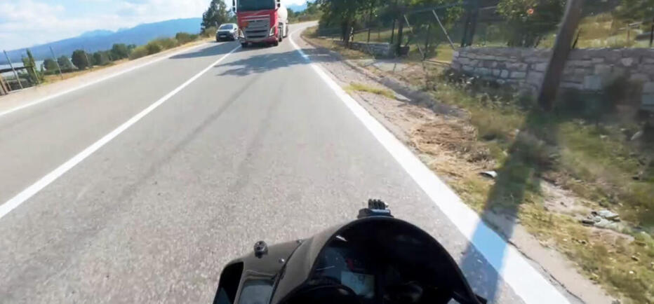 Οδηγός βυτιοφόρου κάνει προσπέραση πάνω σε στροφή