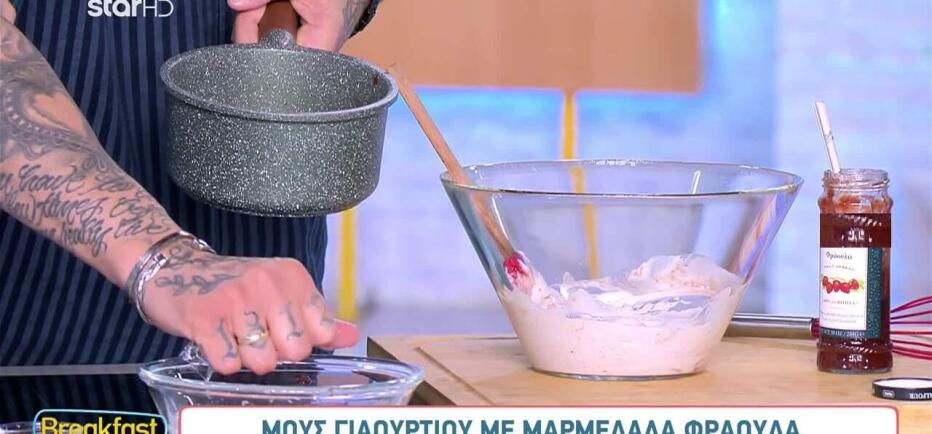 Συνταγή για γλυκό με λίγες θερμίδες. Μους γιαουρτιού με λευκή σοκολάτα.
