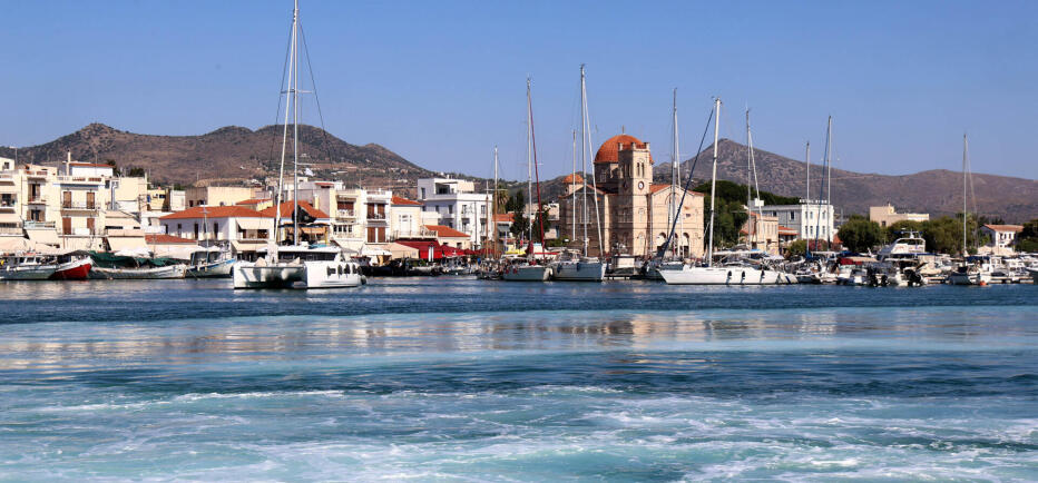 Θαλαμηγός προσέκρουσε σε ελλιμενισμένα σκάφη στην Αίγινα