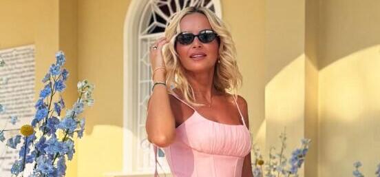 Το girly chic look της Μαρίας Μπεκατώρου ως νονά στην Κεφαλονιά