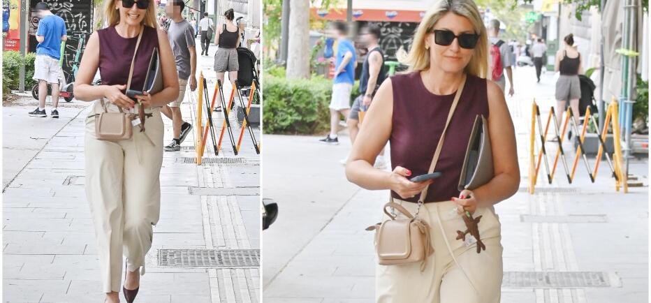 Σία Κοσιώνη: Με chic business look στο κέντρο της Αθήνας