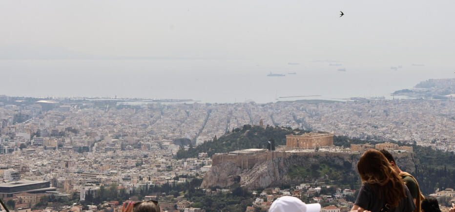 Καιρός: Ζέστη, αφρικανική σκόνη και άνεμοι έως 7 μποφόρ σήμερα