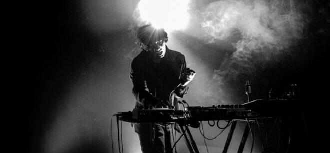 Mέσα στο σκοτάδι, έξω στη σιωπή: Ο Βuzz Kull στο Death Disco