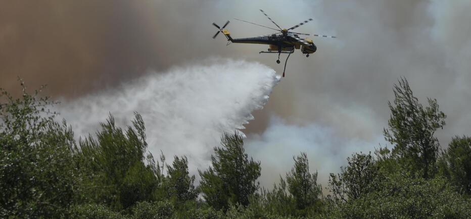 Φωτιά στα Σπάτα - Μεγάλη κινητοποίηση της πυροσβεστικής