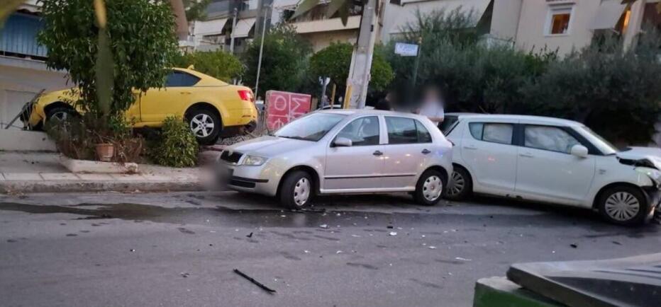 Ηλιούπολη: Παραβίασε STOP και συγκρούστηκε με ταξί που κατέληξε σε αυλή