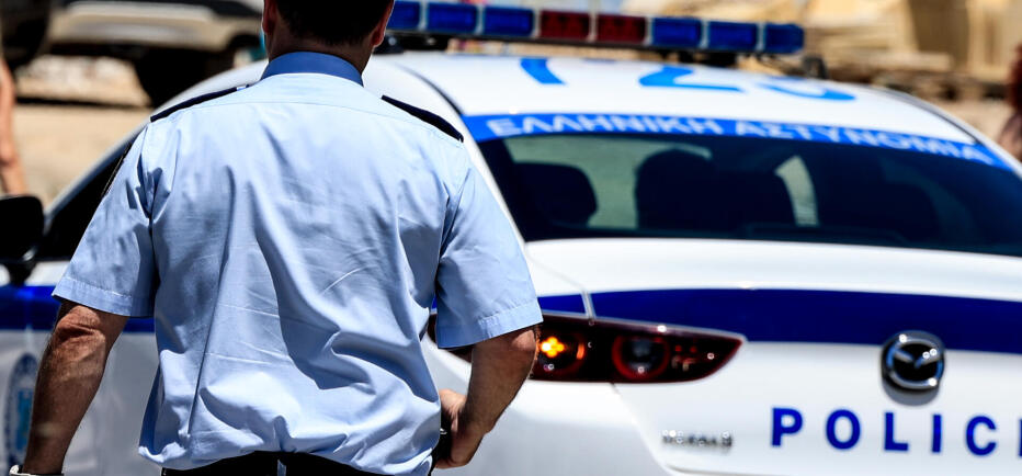 Μάνδρα: Άνδρας εισέβαλε με μαχαίρι στο Α.Τ. - Τον πυροβόλησαν στην κοιλιά